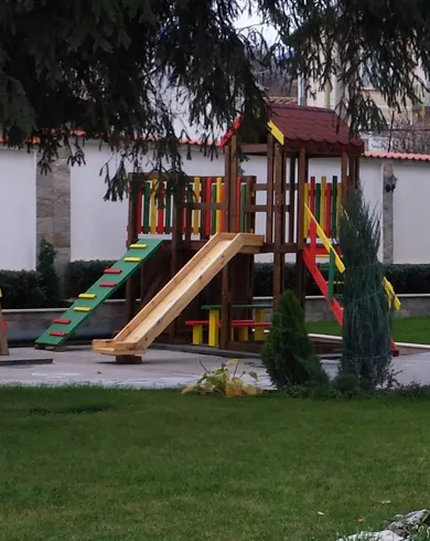 За къщата